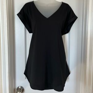 Black Women’s Large Express V-Neck Short Cuff Sleeve Gramercy Tee